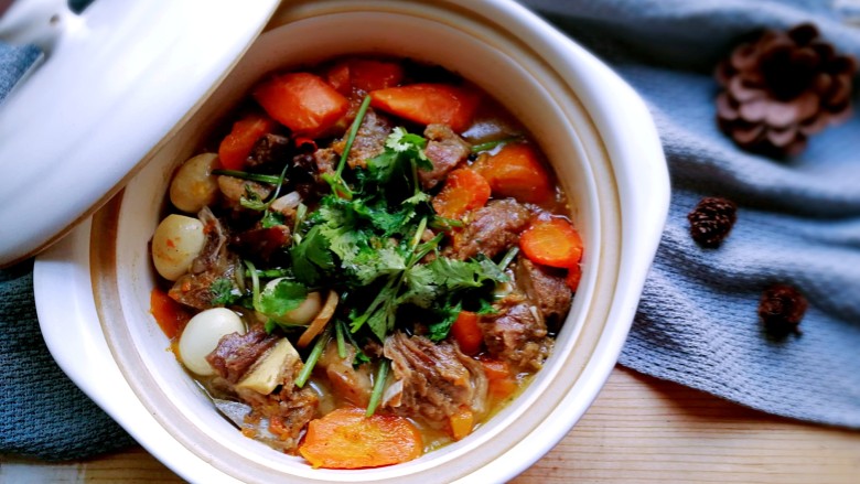 寒冬暖食~胡萝卜羊肉砂锅煲 