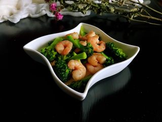 西兰花炒虾仁，经典中一直透着时尚 