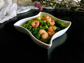 西兰花炒虾仁，经典中一直透着时尚 