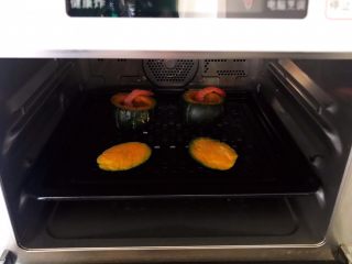 鹌鹑蛋鲜虾贝贝小南瓜盅 