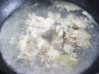 玉米海带筒骨汤 