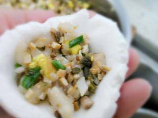 叶儿粑,糯米粉兑适量温水和成糯米团，反复揉压让其口感更好更Q。
取适量放手机捏成碗状，再放入适量馅料。